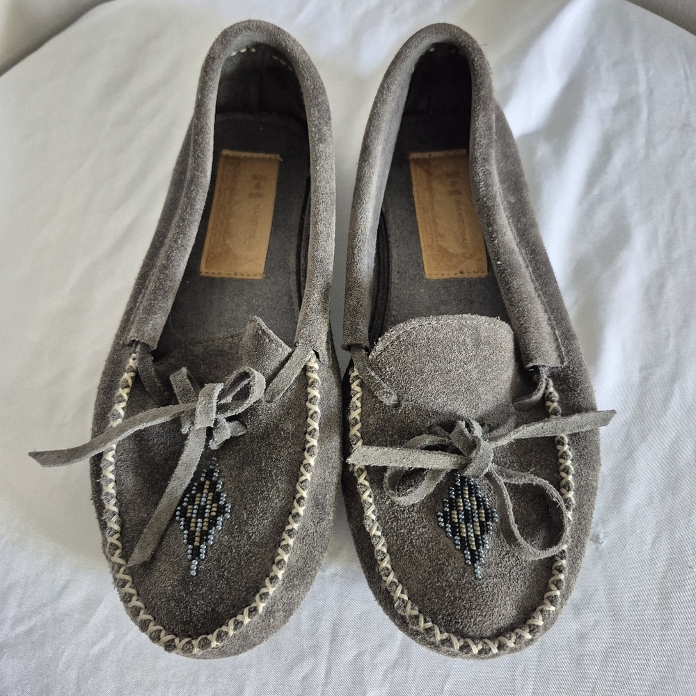 Manitobah Mukluks Suede Beaded Grey Moccasins Vibram Heel Ladies 5